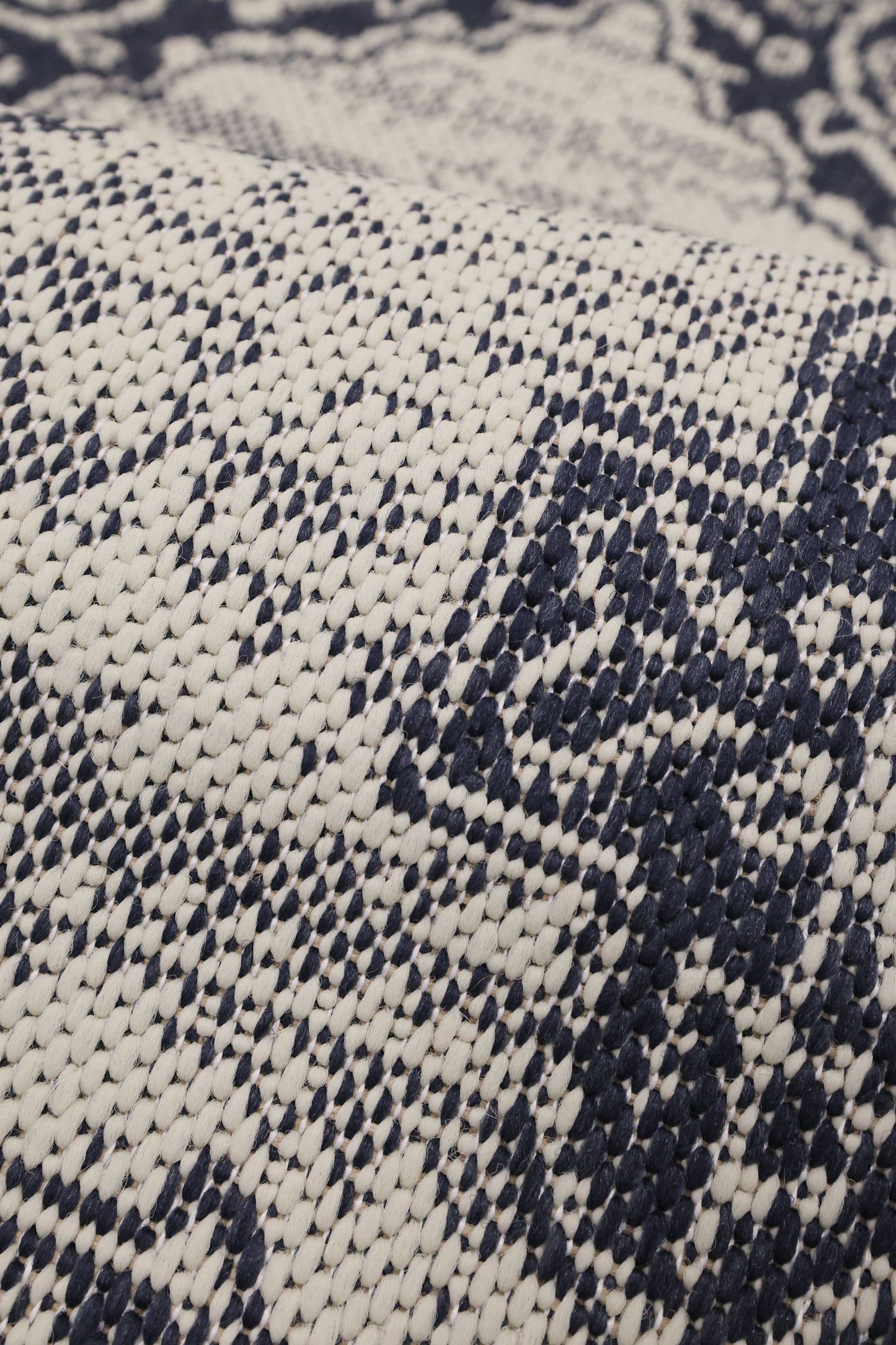 FLATWEAVE GEL MEDALLION NAVY