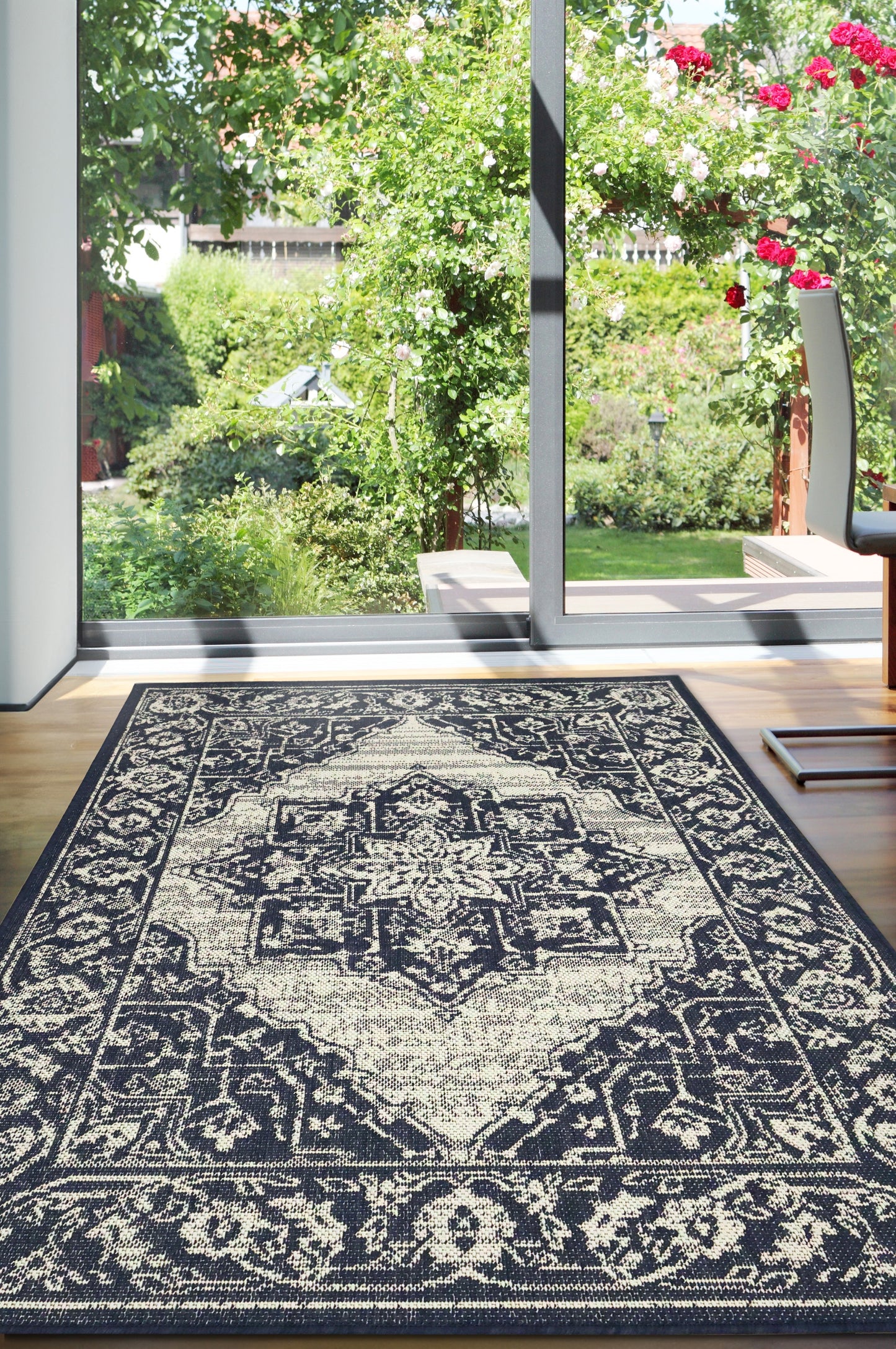 FLATWEAVE GEL MEDALLION NAVY