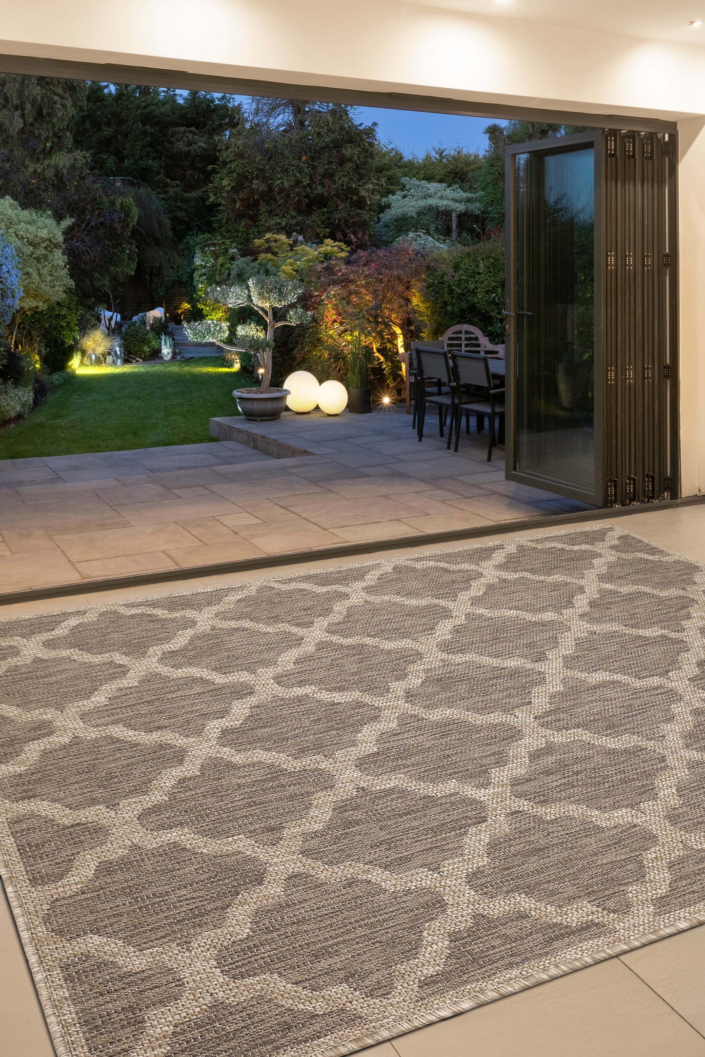 FLATWEAVE GEL TRELLIS LATTE